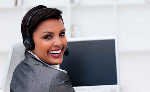 Foto sorrindo empresária no trabalho