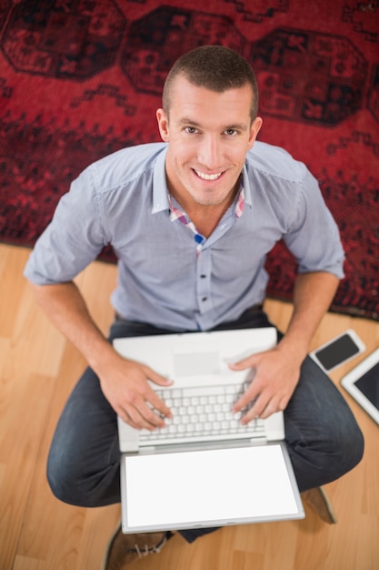 Sorrindo empresário digitando no laptop