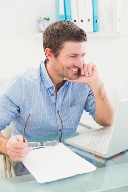 Sorrindo empresário em sua mesa