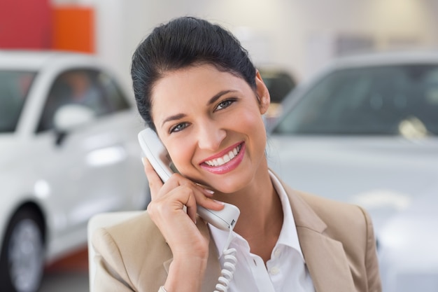 Sorrindo empresário fazendo um telefonema