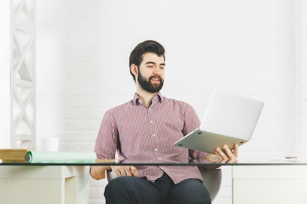 Sorrindo empresário usando laptop