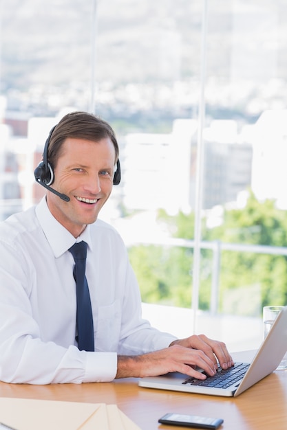 Sorrindo empresário vestindo um fone de ouvido