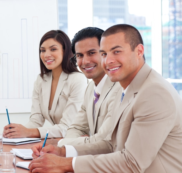 Sorrindo empresários em uma reunião