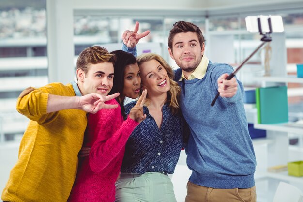 Foto sorrindo equipe criativa posando para um selfie