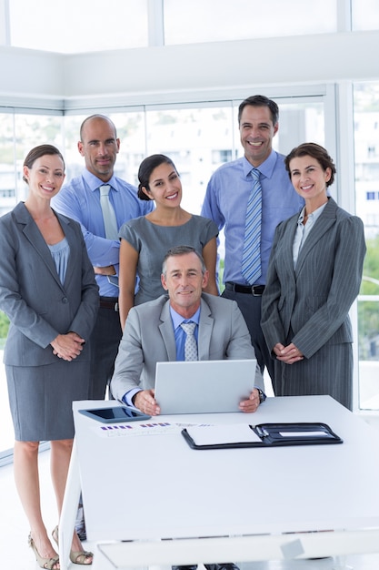 Foto sorrindo equipe de negócios olhando câmera