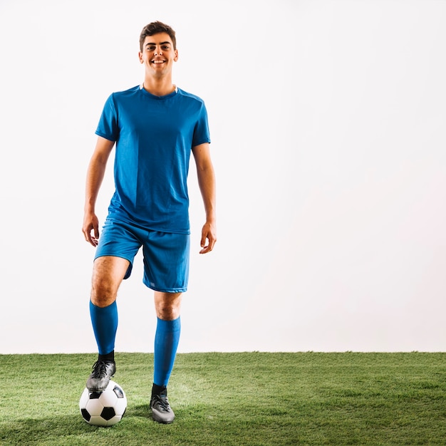 Foto sorrindo esportista pisar na bola