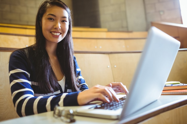 Sorrindo, estudante, usando computador portátil