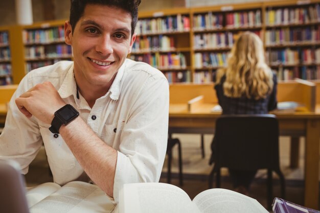 Sorrindo, estudante, usando, seu, laptop, enquanto, trabalhando, em, biblioteca