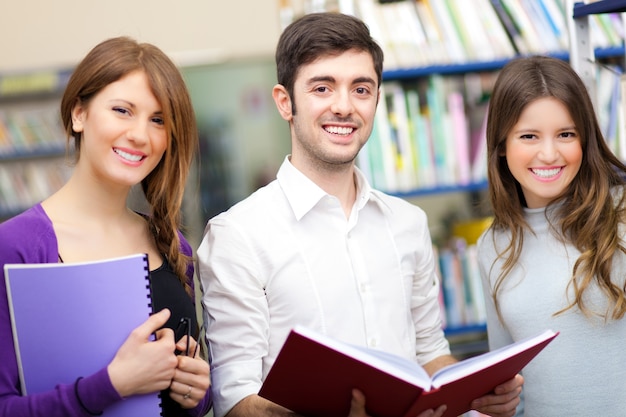 Sorrindo, estudantes, em, um, biblioteca