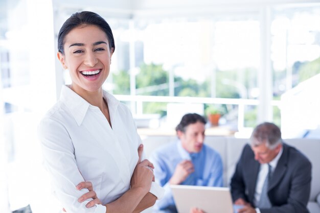 Sorrindo, executiva, colegas, atrás de