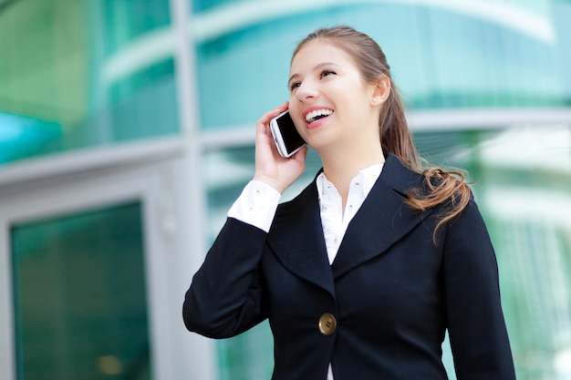 Sorrindo, executiva, conversa telefone