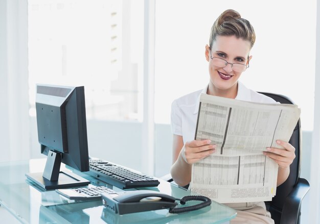 Sorrindo, executiva, segurando, jornal