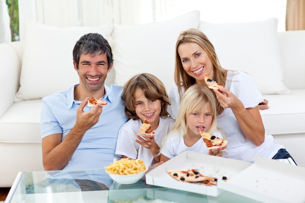 Sorrindo, família, comendo uma pizza, sentar chão