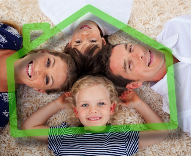 Sorrindo, família jovem, frente, casa verde, ilustração