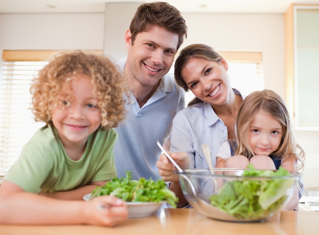 Sorrindo, família, preparar, um, salada, junto