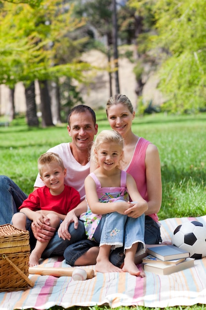 Foto sorrindo, família, tendo um piquenique, em, um, parque