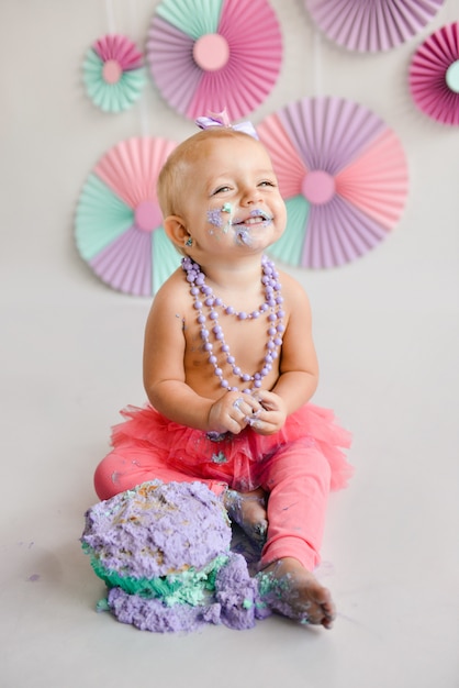 Sorrindo feliz aniversariante foi manchado em um bolo