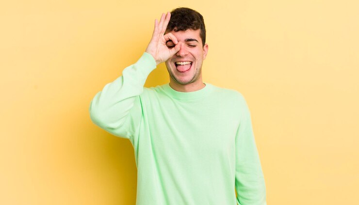 Foto sorrindo feliz com cara engraçada brincando e olhando pelo olho mágico espionando segredos