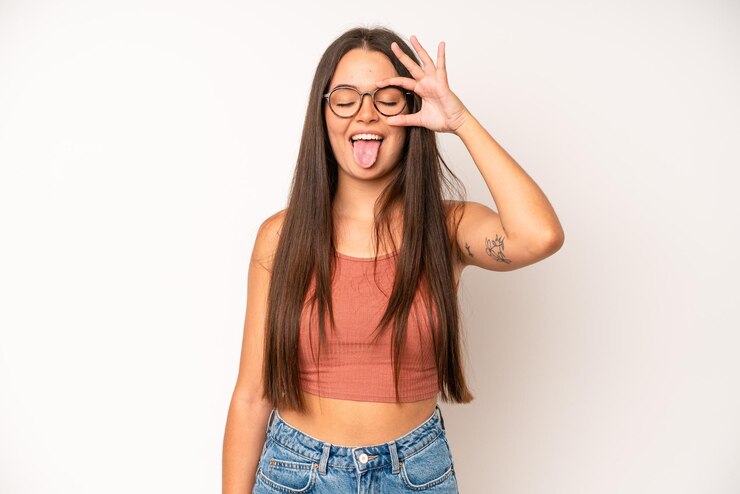 Foto sorrindo feliz com cara engraçada brincando e olhando pelo olho mágico espionando segredos