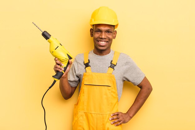 sorrindo feliz com uma mão no quadril e confiante