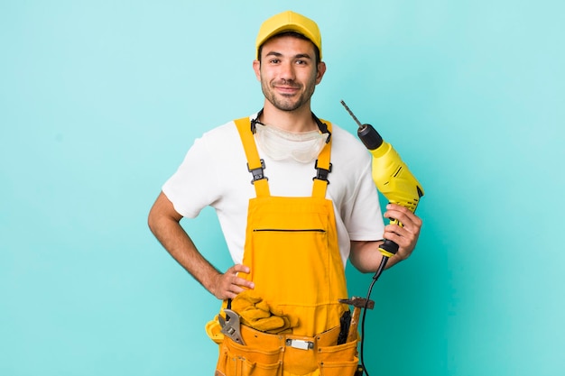 sorrindo feliz com uma mão no quadril e confiante