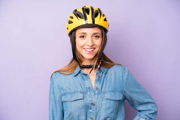 Foto sorrindo feliz com uma mão no quadril e confiante