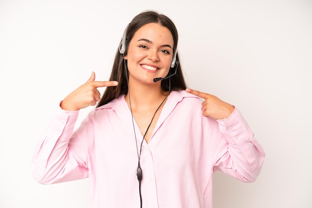 Foto sorrindo feliz com uma mão no quadril e confiante