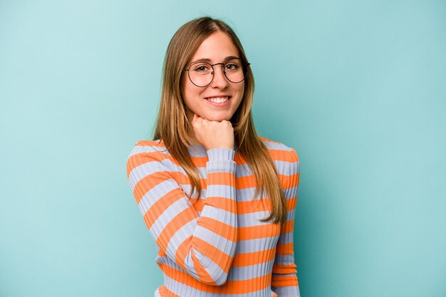 Sorrindo feliz e confiante queixo tocante com a mão