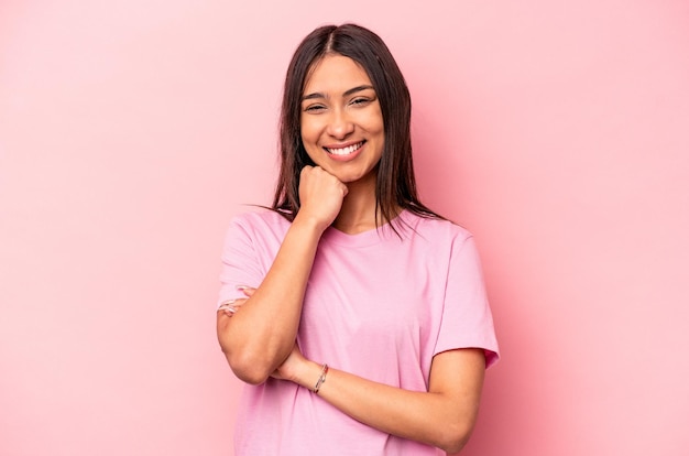 Sorrindo feliz e confiante queixo tocante com a mão