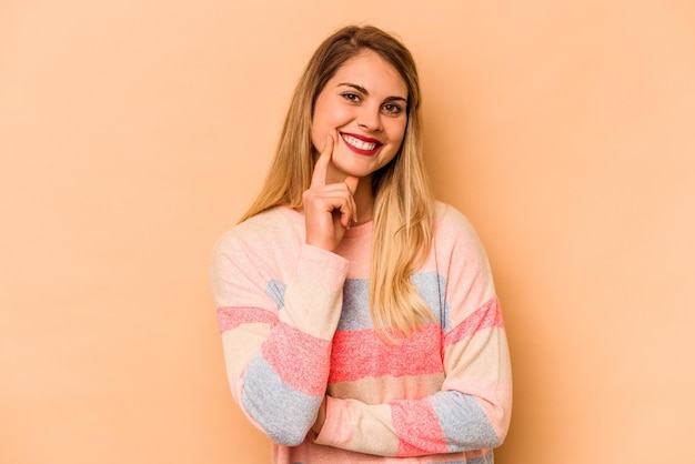 Sorrindo feliz e confiante queixo tocante com a mão