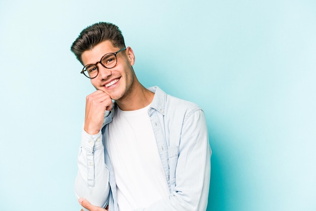 Sorrindo feliz e confiante queixo tocante com a mão