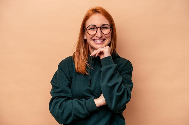 Sorrindo feliz e confiante queixo tocante com a mão