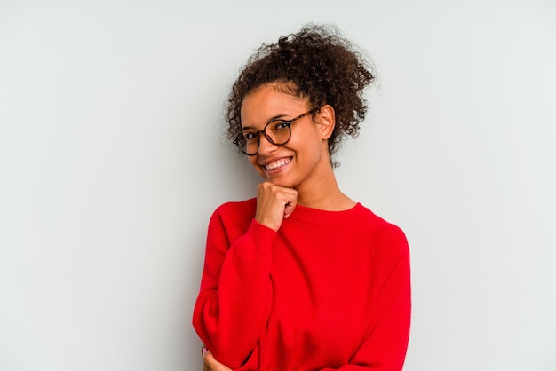 Foto sorrindo feliz e confiante queixo tocante com a mão