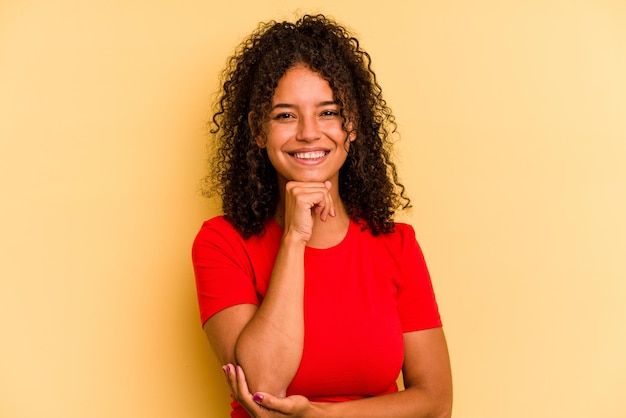 Sorrindo feliz e confiante queixo tocante com a mão