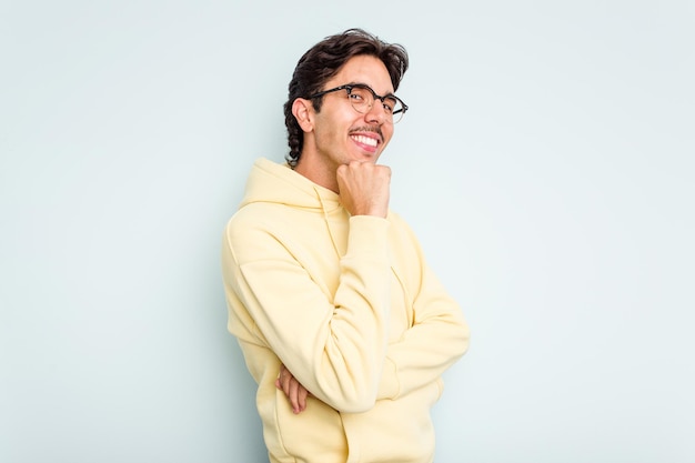 Sorrindo feliz e confiante queixo tocante com a mão