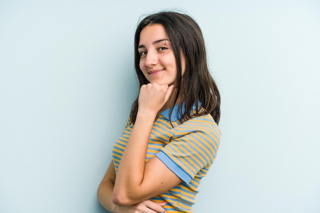 Sorrindo feliz e confiante queixo tocante com a mão