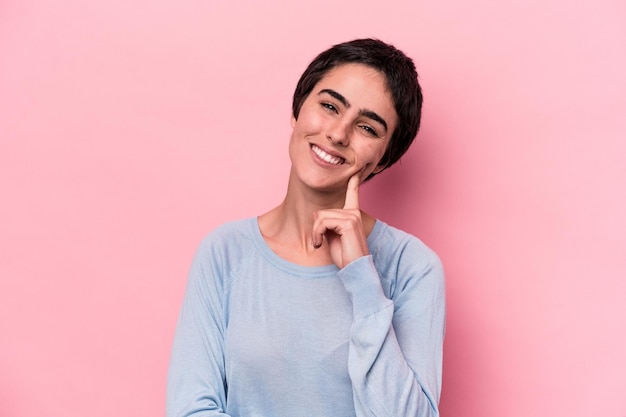 Sorrindo feliz e confiante queixo tocante com a mão