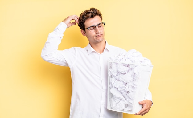 Sorrindo feliz e sonhando acordado ou duvidando, olhando para o lado. conceito de papel de lixo