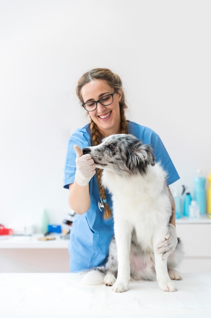 Sorrindo, femininas, veterinário, tocar, cão's, boca, em, clínica