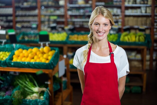 Sorrindo funcionários do sexo feminino em pé na seção orgânica