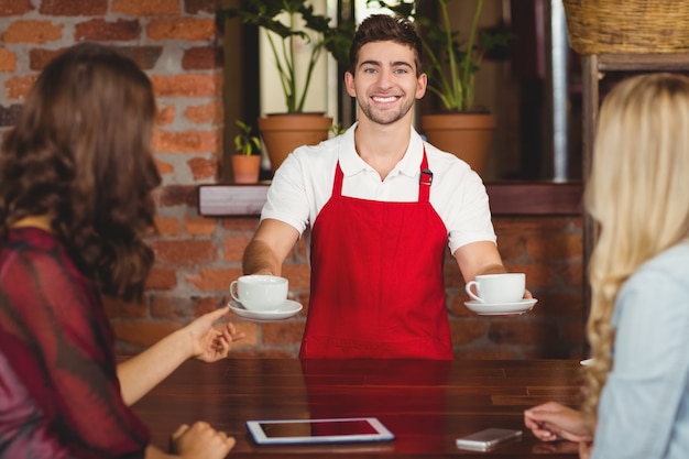 Foto sorrindo, garçom, servindo, cafés, para, clientes