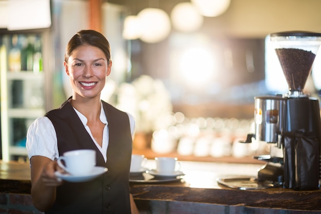 Sorrindo garçonete servindo café