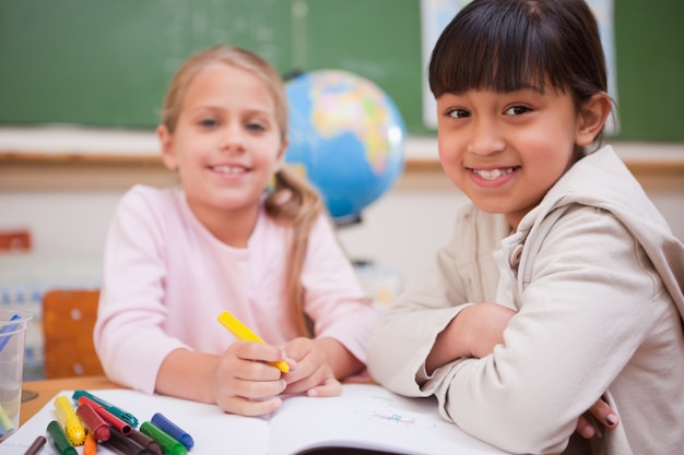 Sorrindo garotas de escola enquanto olha para a câmera