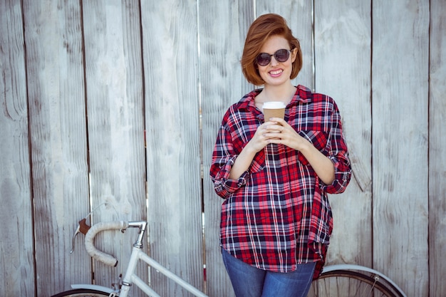 Sorrindo, hipster, mulher, com, café, e, um, bicicleta, ficar