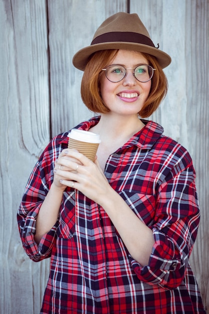 sorrindo hipster mulher segurando uma xícara de café