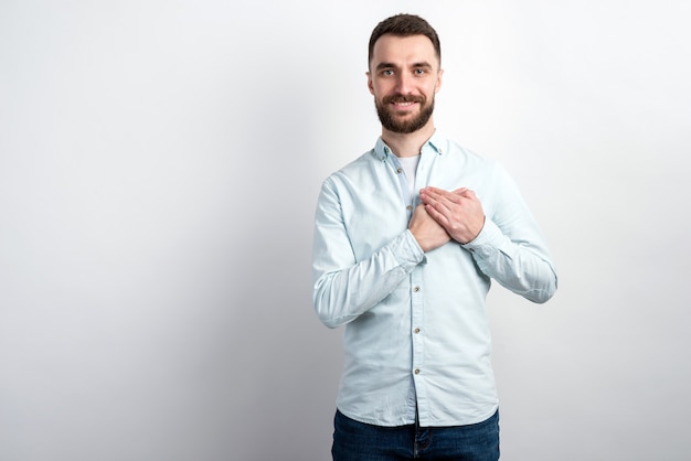 Foto sorrindo homem barbudo braços cruzados ao nível do coração. - conceito de gesticular