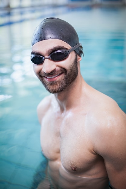 Sorrindo, homem, desgastar, nade boné, e, óculos proteção, em, a, piscina