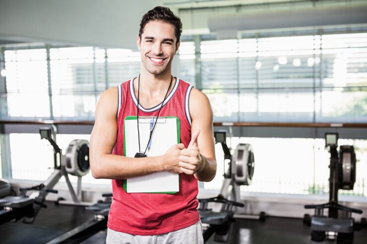 Foto sorrindo, homem, ficar, com, área de transferência, e, cronômetro, e, mostrando, polegar, cima, em, a, ginásio