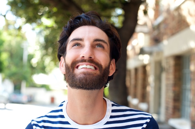 Sorrindo, homem jovem, com, barba, olhar