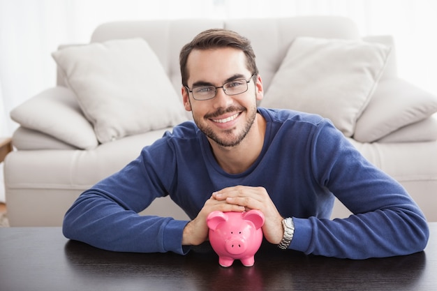 Sorrindo, homem jovem, com, cofre